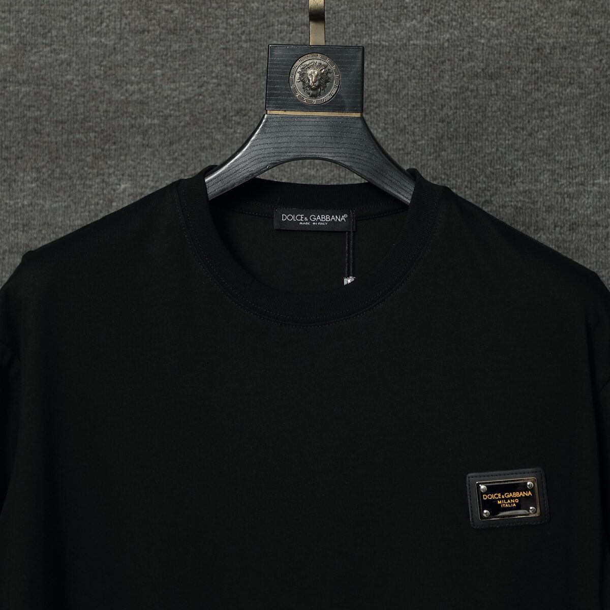 weigou_215401_2_3b8c3a27a9 P70 Dolce&Gabbana( 杜嘉班纳)简称D&G男款双纱面料 短袖T 工艺五金皮标 码数 s m l xl 260-280双纱纯棉面料 温儒柔软细腻柔软, 上身亲肤,舒适, 凉爽活力十足! 颜色:黑 白 码数 S M L XL