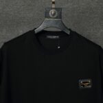weigou_215401_2_3b8c3a27a9 P70 Dolce&Gabbana( 杜嘉班纳)简称D&G男款双纱面料 短袖T 工艺五金皮标 码数 s m l xl 260-280双纱纯棉面料 温儒柔软细腻柔软, 上身亲肤,舒适, 凉爽活力十足! 颜色:黑 白 码数 S M L XL