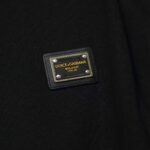 weigou_215401_3_d78db7a8b5 P70 Dolce&Gabbana( 杜嘉班纳)简称D&G男款双纱面料 短袖T 工艺五金皮标 码数 s m l xl 260-280双纱纯棉面料 温儒柔软细腻柔软, 上身亲肤,舒适, 凉爽活力十足! 颜色:黑 白 码数 S M L XL