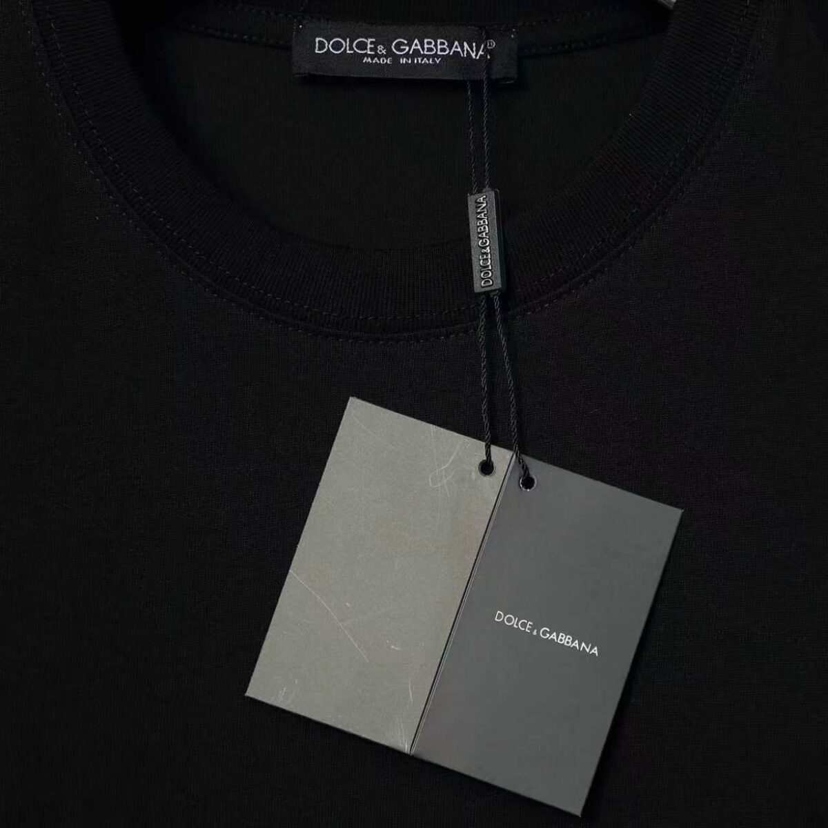 weigou_215401_4_6b25ae9e4c P70 Dolce&Gabbana( 杜嘉班纳)简称D&G男款双纱面料 短袖T 工艺五金皮标 码数 s m l xl 260-280双纱纯棉面料 温儒柔软细腻柔软, 上身亲肤,舒适, 凉爽活力十足! 颜色:黑 白 码数 S M L XL