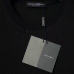 weigou_215401_4_6b25ae9e4c P70 Dolce&Gabbana( 杜嘉班纳)简称D&G男款双纱面料 短袖T 工艺五金皮标 码数 s m l xl 260-280双纱纯棉面料 温儒柔软细腻柔软, 上身亲肤,舒适, 凉爽活力十足! 颜色:黑 白 码数 S M L XL