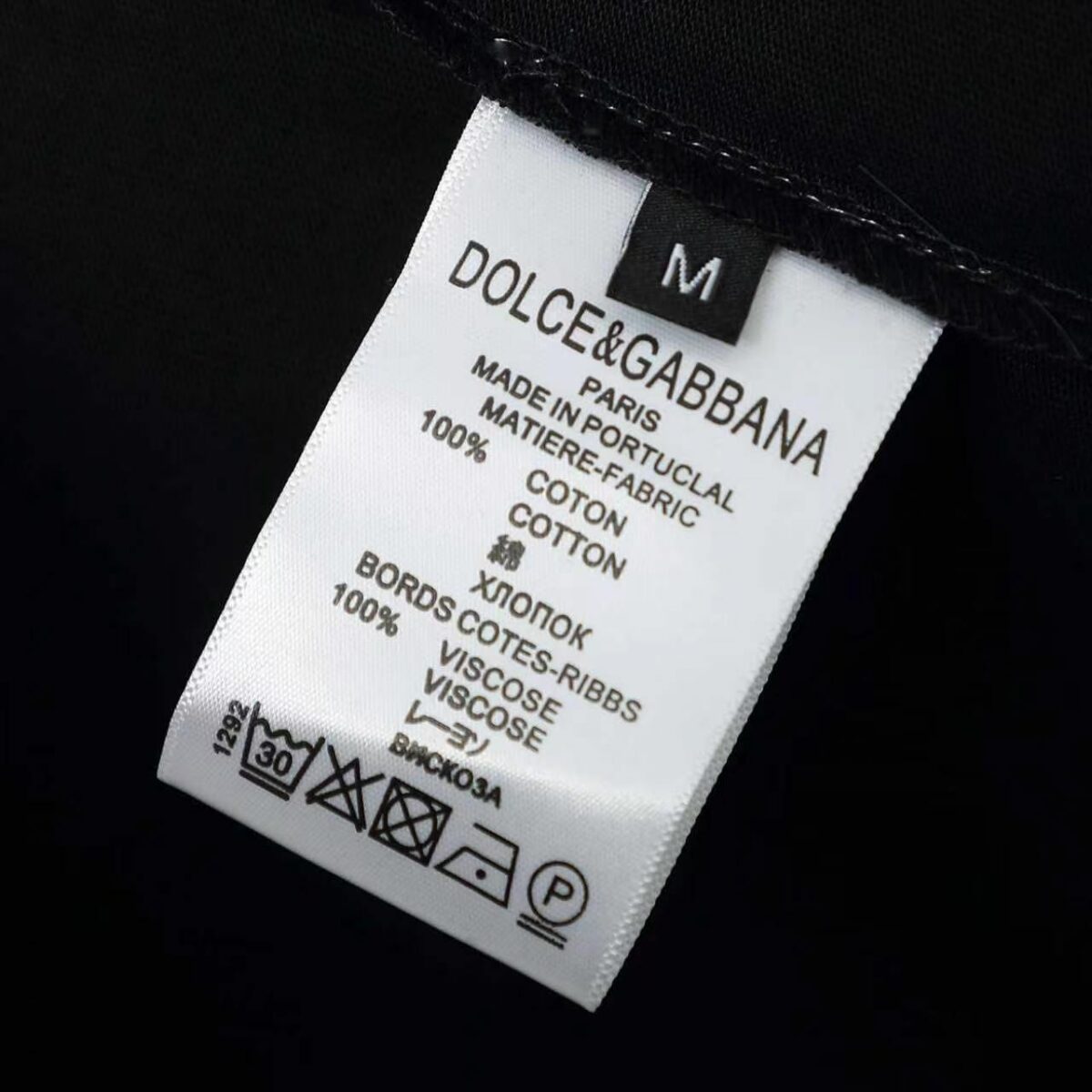 weigou_215401_5_f5eafdcc6e P70 Dolce&Gabbana( 杜嘉班纳)简称D&G男款双纱面料 短袖T 工艺五金皮标 码数 s m l xl 260-280双纱纯棉面料 温儒柔软细腻柔软, 上身亲肤,舒适, 凉爽活力十足! 颜色:黑 白 码数 S M L XL
