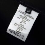 weigou_215401_5_f5eafdcc6e P70 Dolce&Gabbana( 杜嘉班纳)简称D&G男款双纱面料 短袖T 工艺五金皮标 码数 s m l xl 260-280双纱纯棉面料 温儒柔软细腻柔软, 上身亲肤,舒适, 凉爽活力十足! 颜色:黑 白 码数 S M L XL
