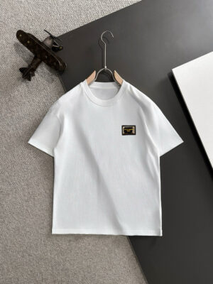 weigou_215415_0_67de24f6b2 P75 Dolce&gabbana 专柜同款圆领短袖T恤 定制棉质面料 !采用品牌DG Logo标志皮牌设计! 立体感强!使整体高透气和柔软性的质感更加凸显,饱满的棉质感引起极度舒适。高端人士必备单品,原厂辅料三标齐全!男女同款! 颜色:黑色 白色 尺码:S-xxL