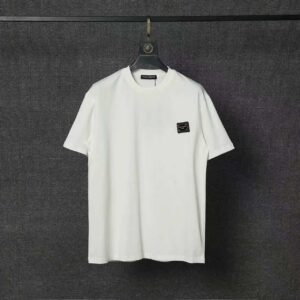P70 Dolce&Gabbana（ 杜嘉班纳）简称D&G男款双纱面料 短袖T 工艺五金皮标 码数 s m l xl 260-280双纱纯棉面料 温儒柔软细腻柔软， 上身亲肤，舒适， 凉爽活力十足！ 颜色：黑 白 码数 S M L XL
