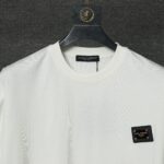 weigou_215429_1_cfd5474982 P70 Dolce&Gabbana( 杜嘉班纳)简称D&G男款双纱面料 短袖T 工艺五金皮标 码数 s m l xl 260-280双纱纯棉面料 温儒柔软细腻柔软, 上身亲肤,舒适, 凉爽活力十足! 颜色:黑 白 码数 S M L XL