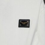 weigou_215429_2_60260746a5 P70 Dolce&Gabbana( 杜嘉班纳)简称D&G男款双纱面料 短袖T 工艺五金皮标 码数 s m l xl 260-280双纱纯棉面料 温儒柔软细腻柔软, 上身亲肤,舒适, 凉爽活力十足! 颜色:黑 白 码数 S M L XL