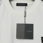 weigou_215429_3_efe1c12e91 P70 Dolce&Gabbana( 杜嘉班纳)简称D&G男款双纱面料 短袖T 工艺五金皮标 码数 s m l xl 260-280双纱纯棉面料 温儒柔软细腻柔软, 上身亲肤,舒适, 凉爽活力十足! 颜色:黑 白 码数 S M L XL