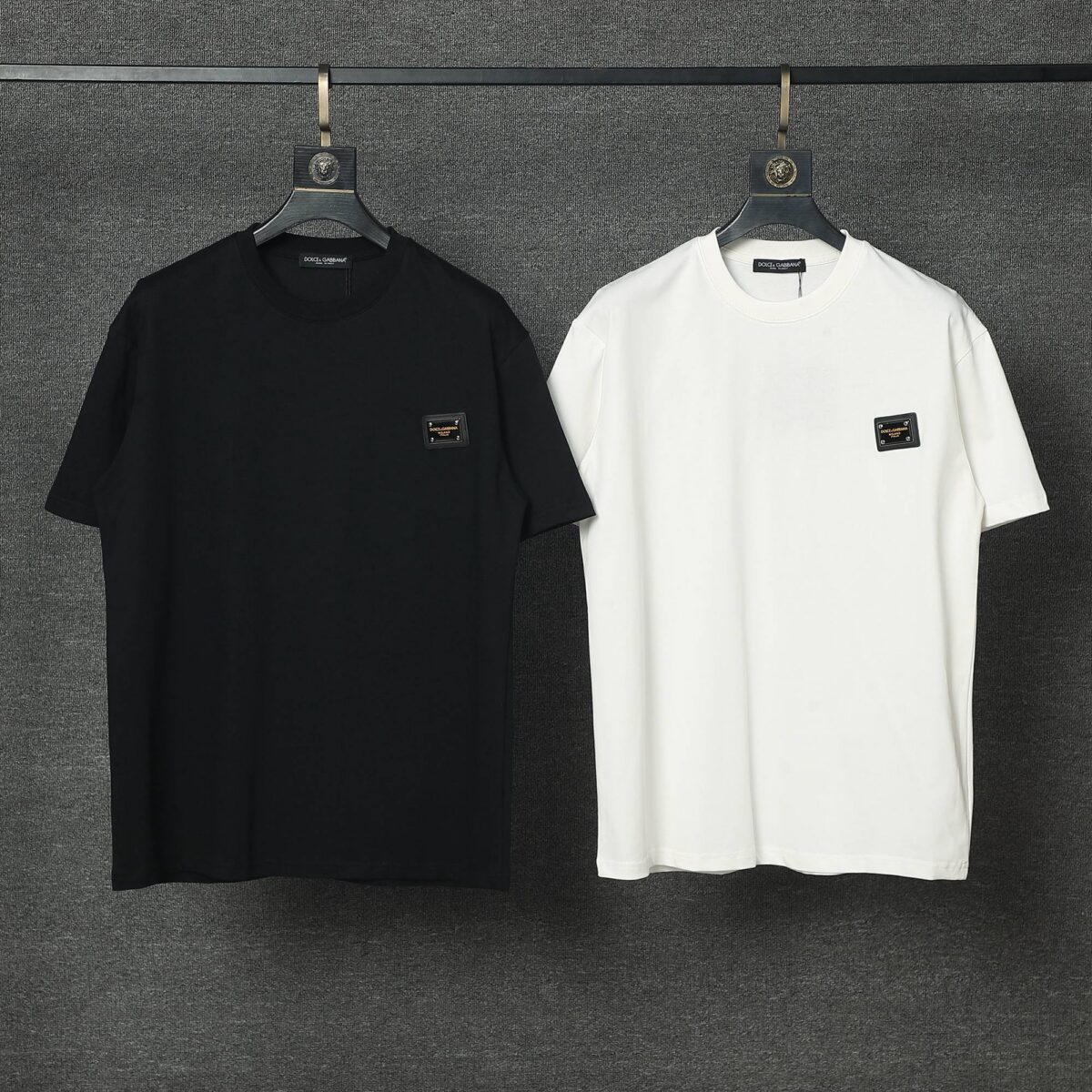 weigou_215429_4_770a3c7d08 P70 Dolce&Gabbana( 杜嘉班纳)简称D&G男款双纱面料 短袖T 工艺五金皮标 码数 s m l xl 260-280双纱纯棉面料 温儒柔软细腻柔软, 上身亲肤,舒适, 凉爽活力十足! 颜色:黑 白 码数 S M L XL