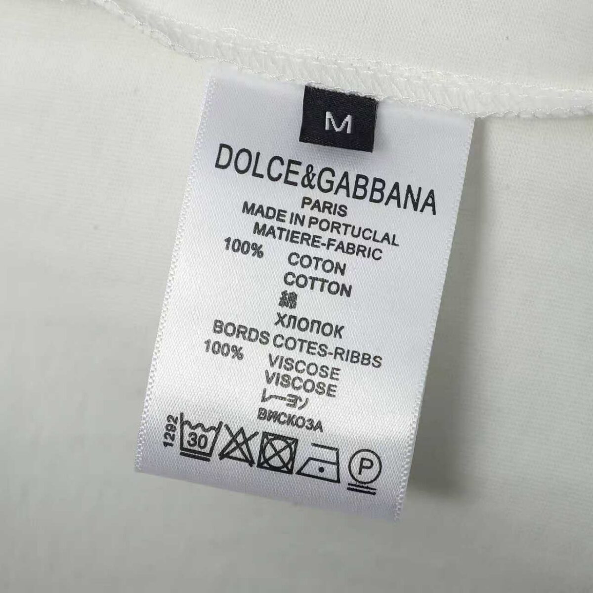 weigou_215429_5_eda75509bd P70 Dolce&Gabbana( 杜嘉班纳)简称D&G男款双纱面料 短袖T 工艺五金皮标 码数 s m l xl 260-280双纱纯棉面料 温儒柔软细腻柔软, 上身亲肤,舒适, 凉爽活力十足! 颜色:黑 白 码数 S M L XL