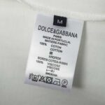 weigou_215429_5_eda75509bd P70 Dolce&Gabbana( 杜嘉班纳)简称D&G男款双纱面料 短袖T 工艺五金皮标 码数 s m l xl 260-280双纱纯棉面料 温儒柔软细腻柔软, 上身亲肤,舒适, 凉爽活力十足! 颜色:黑 白 码数 S M L XL