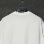 weigou_215429_6_180bc74e87 P70 Dolce&Gabbana( 杜嘉班纳)简称D&G男款双纱面料 短袖T 工艺五金皮标 码数 s m l xl 260-280双纱纯棉面料 温儒柔软细腻柔软, 上身亲肤,舒适, 凉爽活力十足! 颜色:黑 白 码数 S M L XL