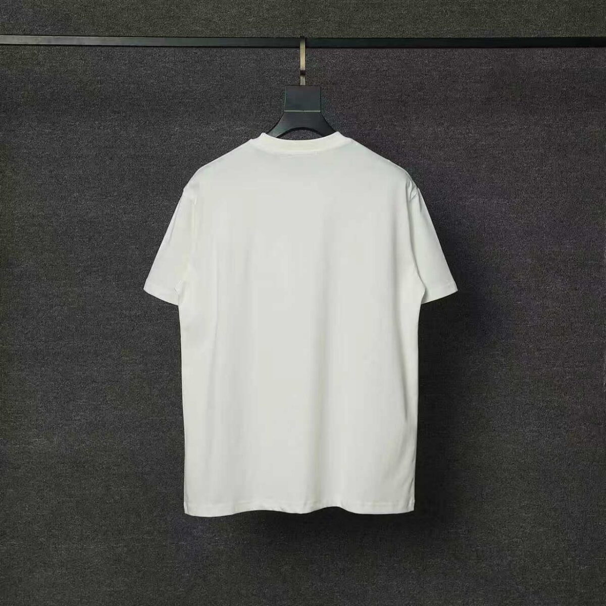 weigou_215429_7_b5a412a427 P70 Dolce&Gabbana( 杜嘉班纳)简称D&G男款双纱面料 短袖T 工艺五金皮标 码数 s m l xl 260-280双纱纯棉面料 温儒柔软细腻柔软, 上身亲肤,舒适, 凉爽活力十足! 颜色:黑 白 码数 S M L XL