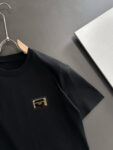 P75 Dolce&gabbana 专柜同款圆领短袖T恤 定制棉质面料 ！采用品牌DG Logo标志皮牌设计！ 立体感强！使整体高透气和柔软性的质感更加凸显，饱满的棉质感引起极度舒适。高端人士必备单品，原厂辅料三标齐全！男女同款！ 颜色：黑色 白色 尺码：S-xxL