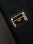 P75 Dolce&gabbana 专柜同款圆领短袖T恤 定制棉质面料 ！采用品牌DG Logo标志皮牌设计！ 立体感强！使整体高透气和柔软性的质感更加凸显，饱满的棉质感引起极度舒适。高端人士必备单品，原厂辅料三标齐全！男女同款！ 颜色：黑色 白色 尺码：S-xxL