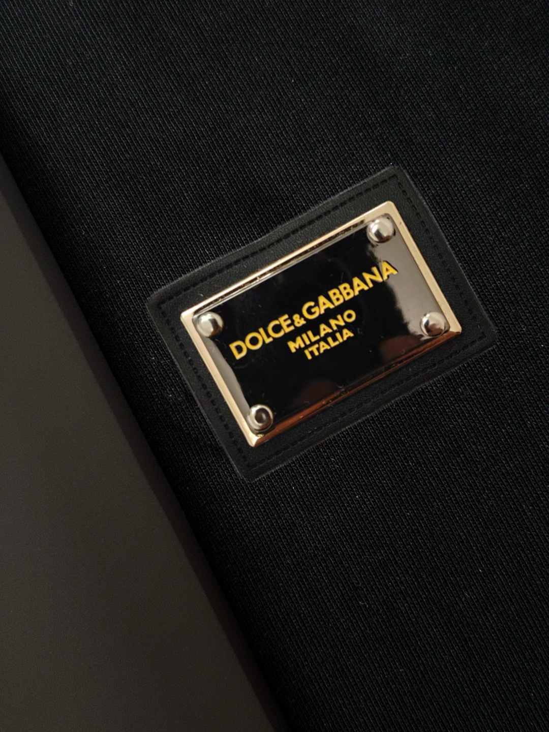 P75 Dolce&gabbana 专柜同款圆领短袖T恤 定制棉质面料 ！采用品牌DG Logo标志皮牌设计！ 立体感强！使整体高透气和柔软性的质感更加凸显，饱满的棉质感引起极度舒适。高端人士必备单品，原厂辅料三标齐全！男女同款！ 颜色：黑色 白色 尺码：S-xxL