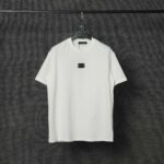 P70 Dolce&Gabbana（ 杜嘉班纳）简称D&G男款双纱面料 短袖T 工艺五金皮标 码数 s m l xl 260-280双纱纯棉面料 温儒柔软细腻柔软， 上身亲肤，舒适， 凉爽活力十足！ 颜色：黑 白 码数 S M L XL