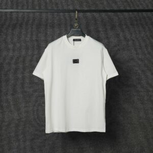 P70 Dolce&Gabbana（ 杜嘉班纳）简称D&G男款双纱面料 短袖T 工艺五金皮标 码数 s m l xl 260-280双纱纯棉面料 温儒柔软细腻柔软， 上身亲肤，舒适， 凉爽活力十足！ 颜色：黑 白 码数 S M L XL
