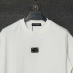 P70 Dolce&Gabbana（ 杜嘉班纳）简称D&G男款双纱面料 短袖T 工艺五金皮标 码数 s m l xl 260-280双纱纯棉面料 温儒柔软细腻柔软， 上身亲肤，舒适， 凉爽活力十足！ 颜色：黑 白 码数 S M L XL