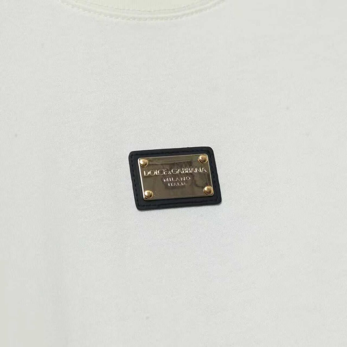 P70 Dolce&Gabbana（ 杜嘉班纳）简称D&G男款双纱面料 短袖T 工艺五金皮标 码数 s m l xl 260-280双纱纯棉面料 温儒柔软细腻柔软， 上身亲肤，舒适， 凉爽活力十足！ 颜色：黑 白 码数 S M L XL