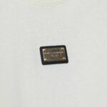 P70 Dolce&Gabbana（ 杜嘉班纳）简称D&G男款双纱面料 短袖T 工艺五金皮标 码数 s m l xl 260-280双纱纯棉面料 温儒柔软细腻柔软， 上身亲肤，舒适， 凉爽活力十足！ 颜色：黑 白 码数 S M L XL