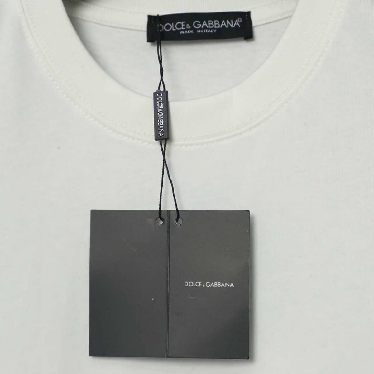 P70 Dolce&Gabbana（ 杜嘉班纳）简称D&G男款双纱面料 短袖T 工艺五金皮标 码数 s m l xl 260-280双纱纯棉面料 温儒柔软细腻柔软， 上身亲肤，舒适， 凉爽活力十足！ 颜色：黑 白 码数 S M L XL