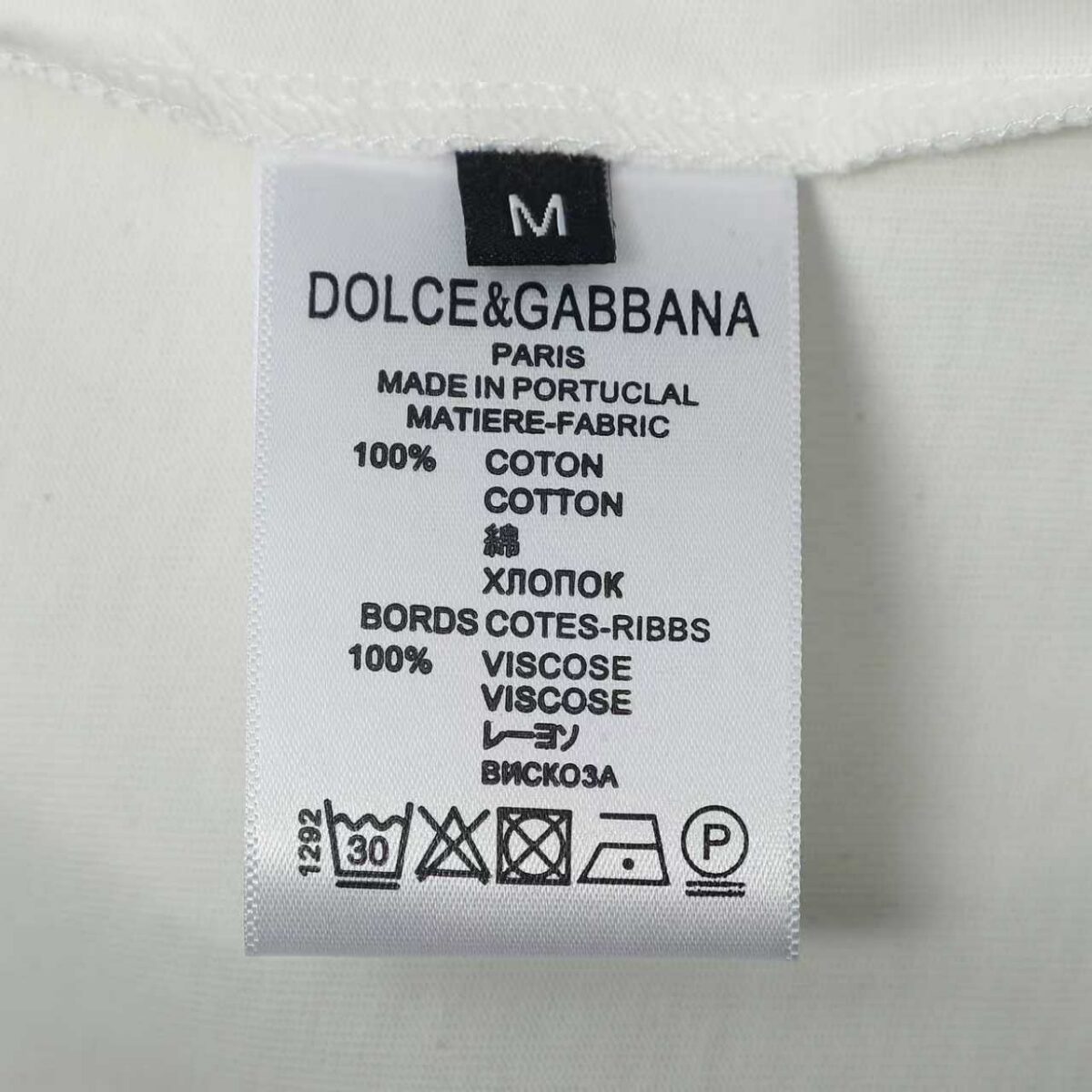 P70 Dolce&Gabbana（ 杜嘉班纳）简称D&G男款双纱面料 短袖T 工艺五金皮标 码数 s m l xl 260-280双纱纯棉面料 温儒柔软细腻柔软， 上身亲肤，舒适， 凉爽活力十足！ 颜色：黑 白 码数 S M L XL