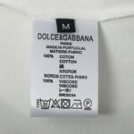 P70 Dolce&Gabbana（ 杜嘉班纳）简称D&G男款双纱面料 短袖T 工艺五金皮标 码数 s m l xl 260-280双纱纯棉面料 温儒柔软细腻柔软， 上身亲肤，舒适， 凉爽活力十足！ 颜色：黑 白 码数 S M L XL