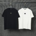 P70 Dolce&Gabbana（ 杜嘉班纳）简称D&G男款双纱面料 短袖T 工艺五金皮标 码数 s m l xl 260-280双纱纯棉面料 温儒柔软细腻柔软， 上身亲肤，舒适， 凉爽活力十足！ 颜色：黑 白 码数 S M L XL