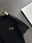 P75 Dolce&gabbana 专柜同款圆领短袖T恤 定制棉质面料 ！采用品牌DG Logo标志皮牌设计！ 立体感强！使整体高透气和柔软性的质感更加凸显，饱满的棉质感引起极度舒适。高端人士必备单品，原厂辅料三标齐全！男女同款！ 颜色：黑色 白色 尺码：S-xxL