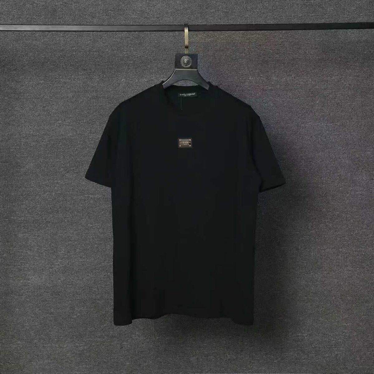weigou_215486_0_3d7717536a P70 Dolce&Gabbana( 杜嘉班纳)简称D&G男款双纱面料 短袖T 工艺五金皮标 码数 s m l xl 260-280双纱纯棉面料 温儒柔软细腻柔软, 上身亲肤,舒适, 凉爽活力十足! 颜色:黑 白 码数 S M L XL