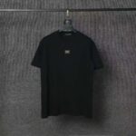 weigou_215486_0_3d7717536a P70 Dolce&Gabbana( 杜嘉班纳)简称D&G男款双纱面料 短袖T 工艺五金皮标 码数 s m l xl 260-280双纱纯棉面料 温儒柔软细腻柔软, 上身亲肤,舒适, 凉爽活力十足! 颜色:黑 白 码数 S M L XL