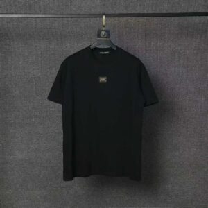 P70 Dolce&Gabbana（ 杜嘉班纳）简称D&G男款双纱面料 短袖T 工艺五金皮标 码数 s m l xl 260-280双纱纯棉面料 温儒柔软细腻柔软， 上身亲肤，舒适， 凉爽活力十足！ 颜色：黑 白 码数 S M L XL