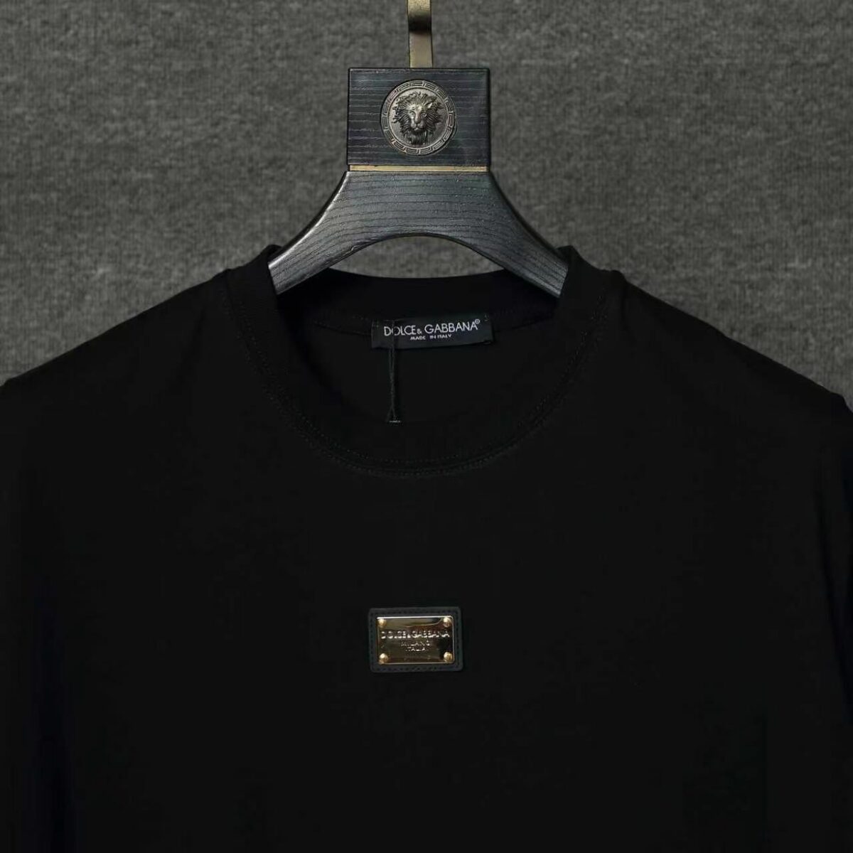 weigou_215486_1_ec8e16dcfd P70 Dolce&Gabbana( 杜嘉班纳)简称D&G男款双纱面料 短袖T 工艺五金皮标 码数 s m l xl 260-280双纱纯棉面料 温儒柔软细腻柔软, 上身亲肤,舒适, 凉爽活力十足! 颜色:黑 白 码数 S M L XL