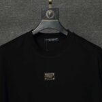 weigou_215486_1_ec8e16dcfd P70 Dolce&Gabbana( 杜嘉班纳)简称D&G男款双纱面料 短袖T 工艺五金皮标 码数 s m l xl 260-280双纱纯棉面料 温儒柔软细腻柔软, 上身亲肤,舒适, 凉爽活力十足! 颜色:黑 白 码数 S M L XL