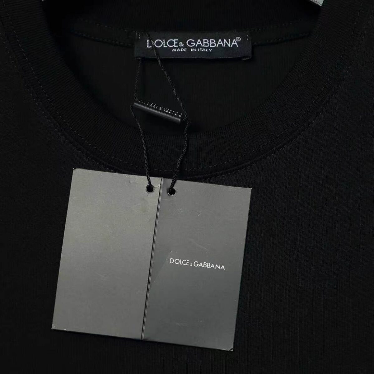 weigou_215486_2_bd95e1d678 P70 Dolce&Gabbana( 杜嘉班纳)简称D&G男款双纱面料 短袖T 工艺五金皮标 码数 s m l xl 260-280双纱纯棉面料 温儒柔软细腻柔软, 上身亲肤,舒适, 凉爽活力十足! 颜色:黑 白 码数 S M L XL