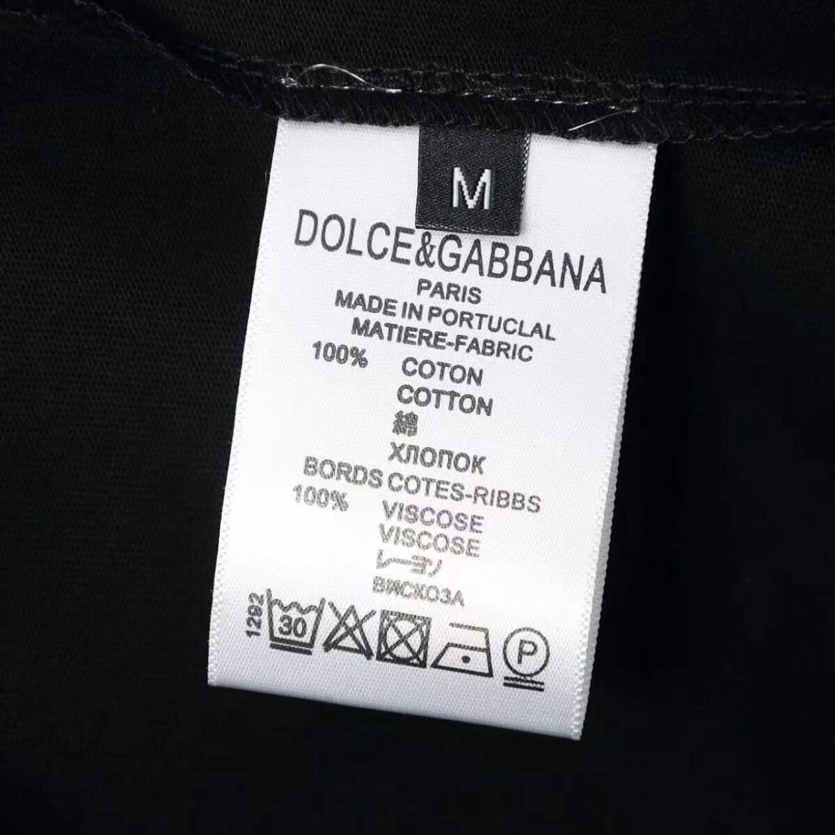 weigou_215486_3_cbec4c8100 P70 Dolce&Gabbana( 杜嘉班纳)简称D&G男款双纱面料 短袖T 工艺五金皮标 码数 s m l xl 260-280双纱纯棉面料 温儒柔软细腻柔软, 上身亲肤,舒适, 凉爽活力十足! 颜色:黑 白 码数 S M L XL