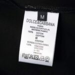 weigou_215486_3_cbec4c8100 P70 Dolce&Gabbana( 杜嘉班纳)简称D&G男款双纱面料 短袖T 工艺五金皮标 码数 s m l xl 260-280双纱纯棉面料 温儒柔软细腻柔软, 上身亲肤,舒适, 凉爽活力十足! 颜色:黑 白 码数 S M L XL
