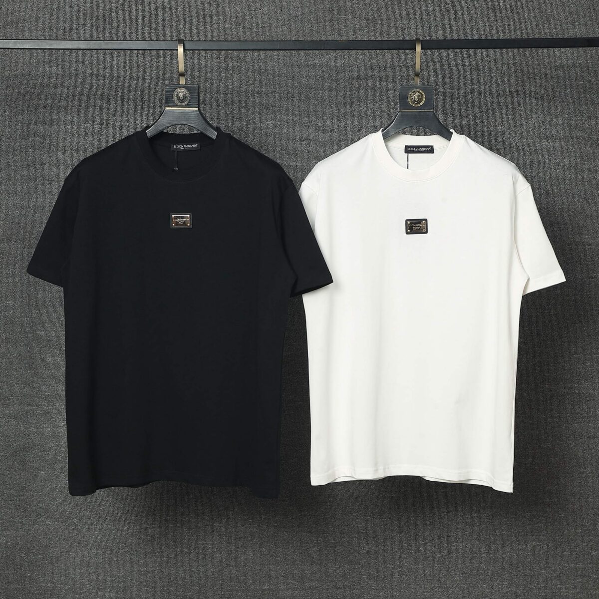 weigou_215486_7_d88329e877 P70 Dolce&Gabbana( 杜嘉班纳)简称D&G男款双纱面料 短袖T 工艺五金皮标 码数 s m l xl 260-280双纱纯棉面料 温儒柔软细腻柔软, 上身亲肤,舒适, 凉爽活力十足! 颜色:黑 白 码数 S M L XL