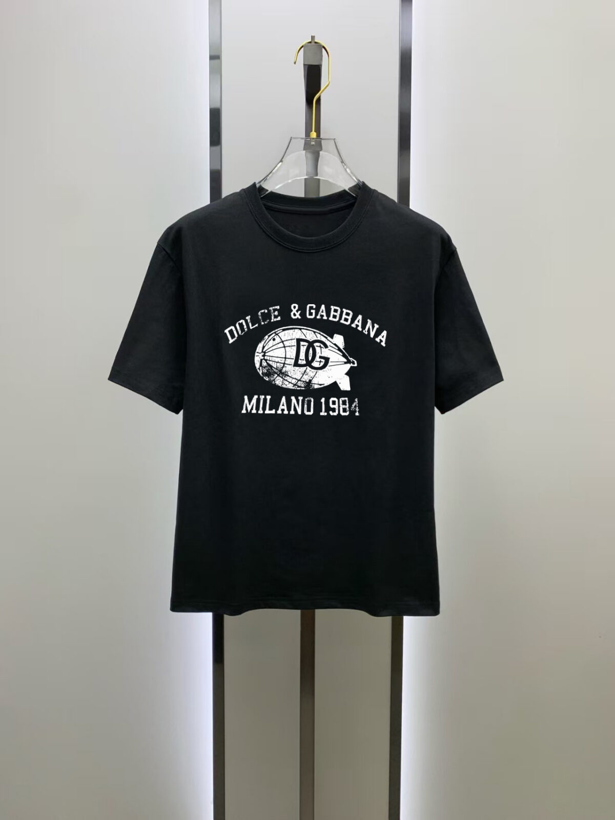 P70 杜嘉班纳# 2026春夏新款首发专柜最新款短袖圆领T恤 高端订制 设计前卫时尚！品牌logo重工艺设计 高端定制250克新疆长绒棉面料.手感柔软.穿着舒适.专柜级别精致车线.做工精细.上身效果无敌帅气！型男必备单品！颜色：黑色。白色！ 码数： S M L XL XXL 胸围：50 52 55 58 61 衣长：69 71 73 75 77 肩宽：48 50 53 56 58 袖长：22 23 24 尺寸由于手工测量，存在1-3CM左右的偏差