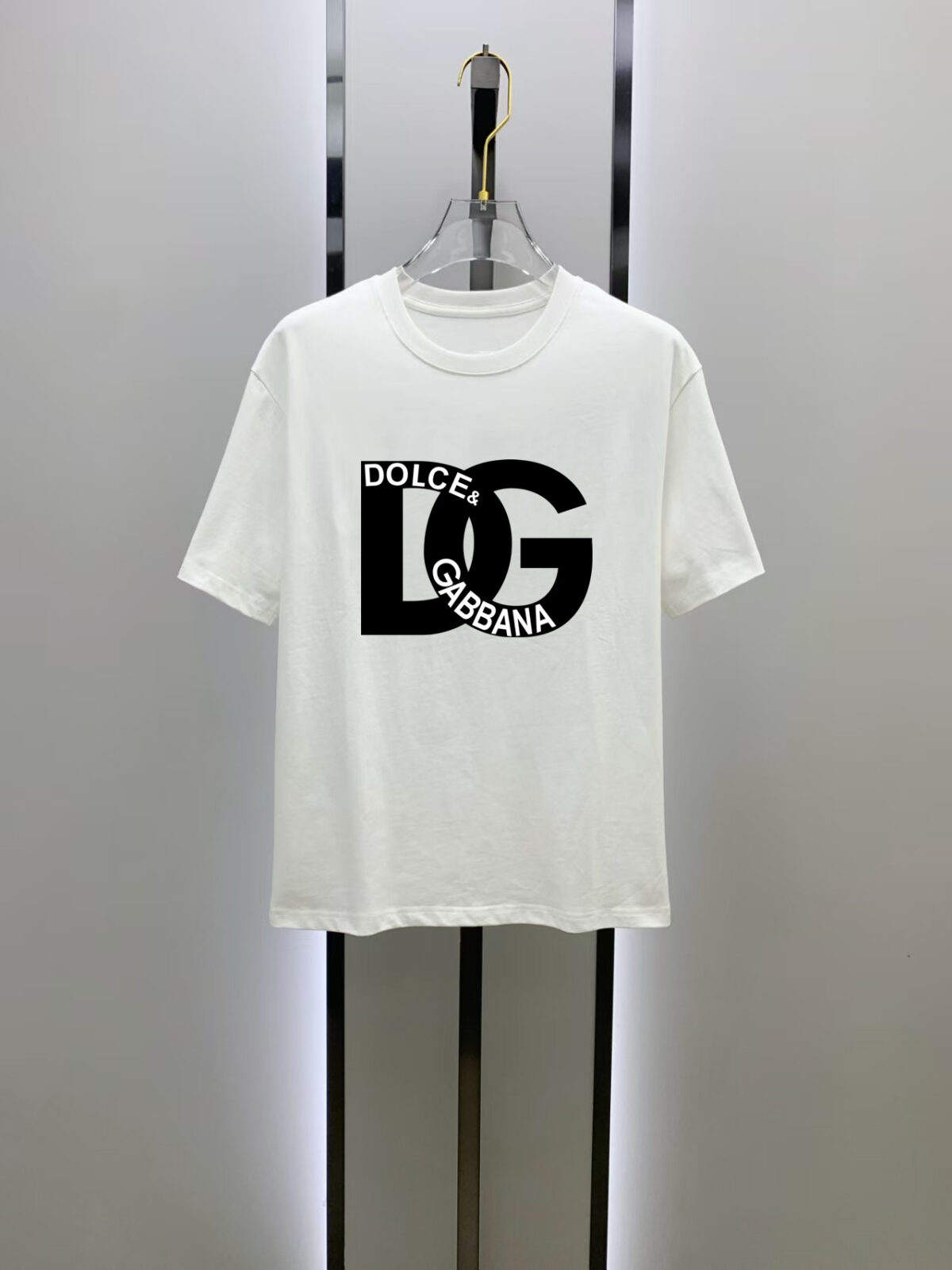 weigou_215543_5_eb2c710fcc P70 杜嘉班纳# 2026春夏新款首发专柜最新款短袖圆领T恤 高端订制 设计前卫时尚!品牌logo重工艺设计 高端定制250克新疆长绒棉面料.手感柔软.穿着舒适.专柜级别精致车线.做工精细.上身效果无敌帅气!型男必备单品!颜色:黑色。白色! 码数: S M L XL XXL 胸围:50 52 55 58 61 衣长:69 71 73 75 77 肩宽:48 50 53 56 58 袖长:22 23 24 尺寸由于手工测量,存在1-3CM左右的偏差
