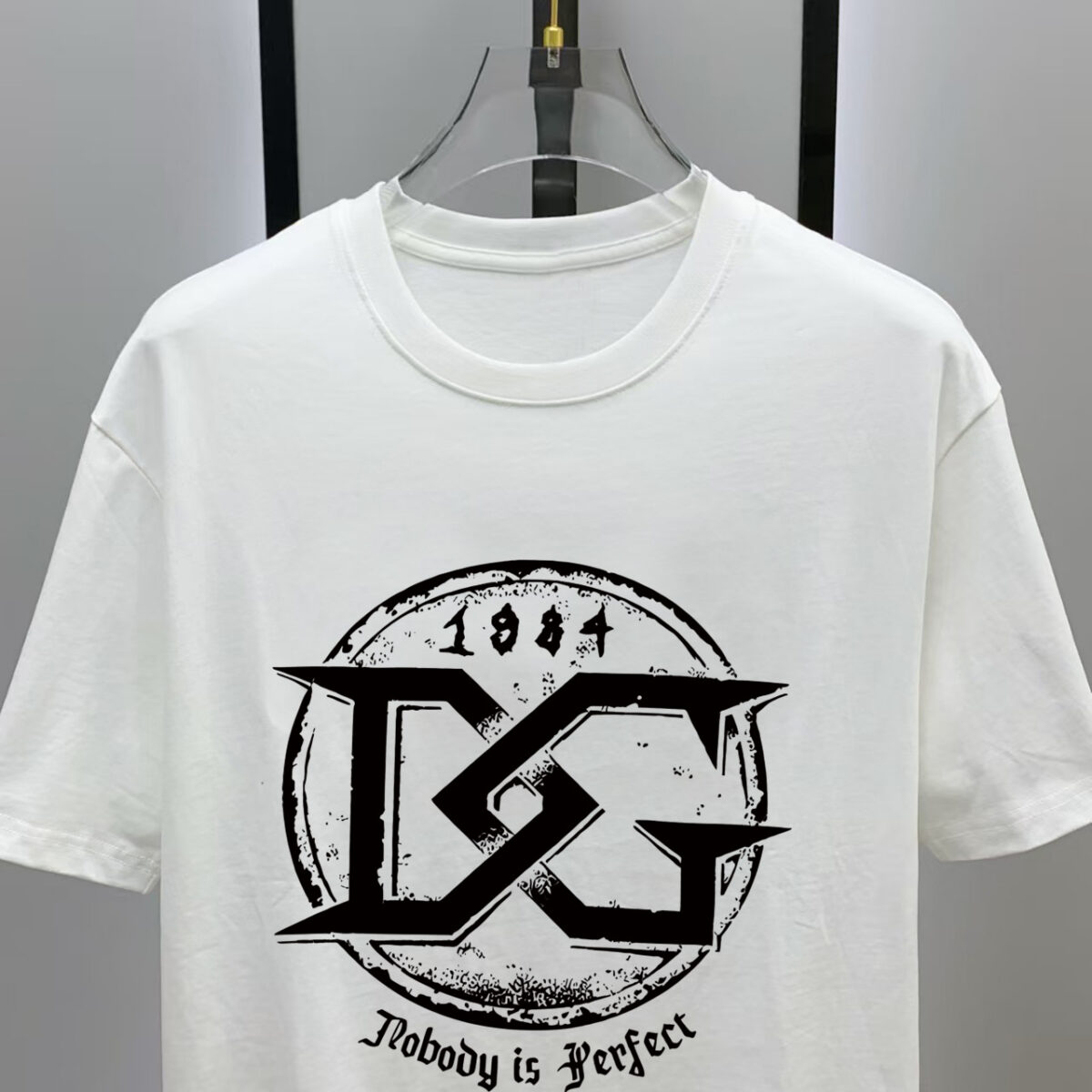 weigou_215607_1_2a00fa4544 P70 杜嘉班纳# 2026春夏新款首发专柜最新款短袖圆领T恤 高端订制 设计前卫时尚!品牌logo重工艺设计 高端定制250克新疆长绒棉面料.手感柔软.穿着舒适.专柜级别精致车线.做工精细.上身效果无敌帅气!型男必备单品!颜色:黑色。白色! 码数: S M L XL XXL 胸围:50 52 55 58 61 衣长:69 71 73 75 77 肩宽:48 50 53 56 58 袖长:22 23 24 尺寸由于手工测量,存在1-3CM左右的偏差