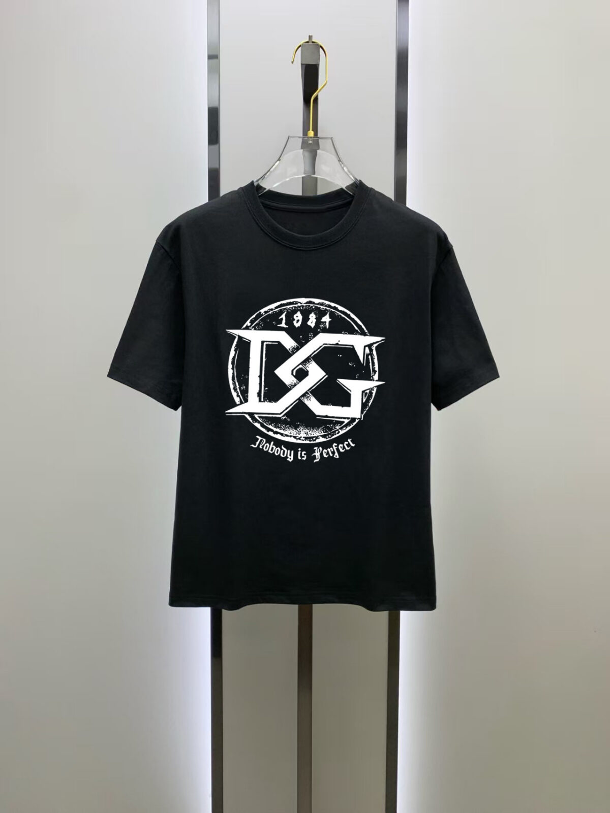 weigou_215607_5_073040786b P70 杜嘉班纳# 2026春夏新款首发专柜最新款短袖圆领T恤 高端订制 设计前卫时尚!品牌logo重工艺设计 高端定制250克新疆长绒棉面料.手感柔软.穿着舒适.专柜级别精致车线.做工精细.上身效果无敌帅气!型男必备单品!颜色:黑色。白色! 码数: S M L XL XXL 胸围:50 52 55 58 61 衣长:69 71 73 75 77 肩宽:48 50 53 56 58 袖长:22 23 24 尺寸由于手工测量,存在1-3CM左右的偏差
