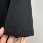 weigou_215607_7_677917fa91 P70 杜嘉班纳# 2026春夏新款首发专柜最新款短袖圆领T恤 高端订制 设计前卫时尚!品牌logo重工艺设计 高端定制250克新疆长绒棉面料.手感柔软.穿着舒适.专柜级别精致车线.做工精细.上身效果无敌帅气!型男必备单品!颜色:黑色。白色! 码数: S M L XL XXL 胸围:50 52 55 58 61 衣长:69 71 73 75 77 肩宽:48 50 53 56 58 袖长:22 23 24 尺寸由于手工测量,存在1-3CM左右的偏差