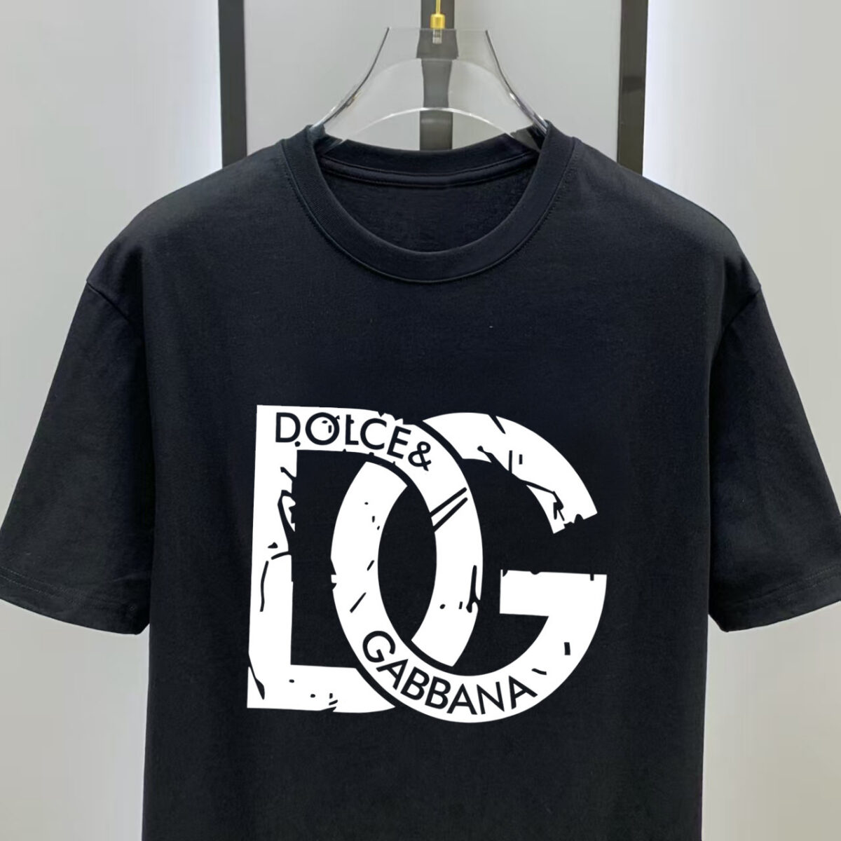 P70 杜嘉班纳# 2026春夏新款首发专柜最新款短袖圆领T恤 高端订制 设计前卫时尚！品牌logo重工艺设计 高端定制250克新疆长绒棉面料.手感柔软.穿着舒适.专柜级别精致车线.做工精细.上身效果无敌帅气！型男必备单品！颜色：黑色。白色！ 码数： S M L XL XXL 胸围：50 52 55 58 61 衣长：69 71 73 75 77 肩宽：48 50 53 56 58 袖长：22 23 24 尺寸由于手工测量，存在1-3CM左右的偏差