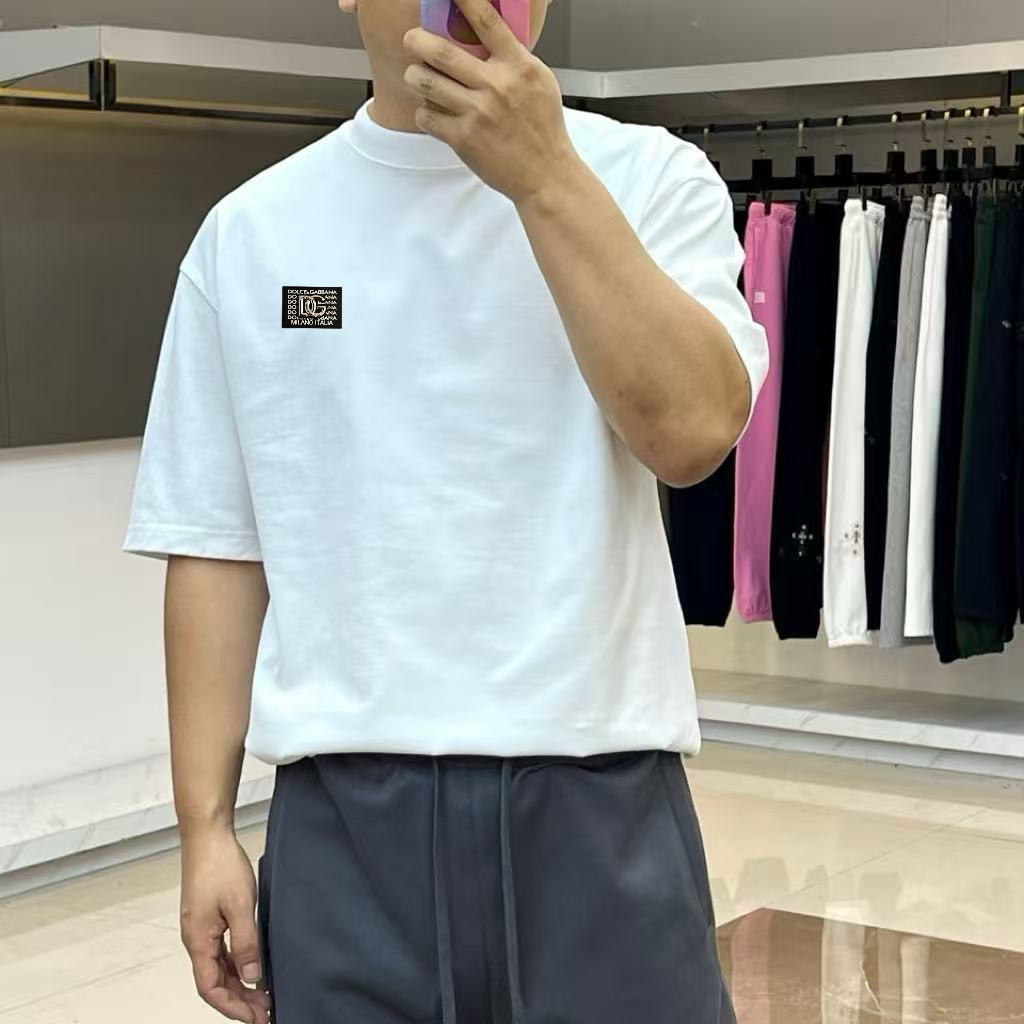 weigou_215906_1_4b37609383 P75 DG 2026春夏新品经典短袖T恤,延续品牌标志性的简约美学与法式松弛感,以纯色为底色,左胸点缀小巧精致刺绣,精致不张扬,诠释低调高级的都市格调。宽松廓形剪裁,落肩设计搭配微阔下摆,包容各种身形,营造随性自在的穿着体验,无论是单穿还是叠搭皆能轻松驾驭。面料甄选高支棉质,触感柔软亲肤,透气性佳,适合春夏日常通勤、周末出游或轻社交场合。极简线条与自然垂坠感赋予衣身流动韵律,细节处彰显匠心工艺,下摆保留原厂吊牌,传递新品首发质感。这款T恤不仅是衣橱基础款,更是风格表达的点睛之笔——不喧哗,自有声。2026春夏,让爱与自由在衣襟间悄然绽放,穿出属于你的温柔力量与都市从容。S- XXL(模特173,140斤上身M码)
