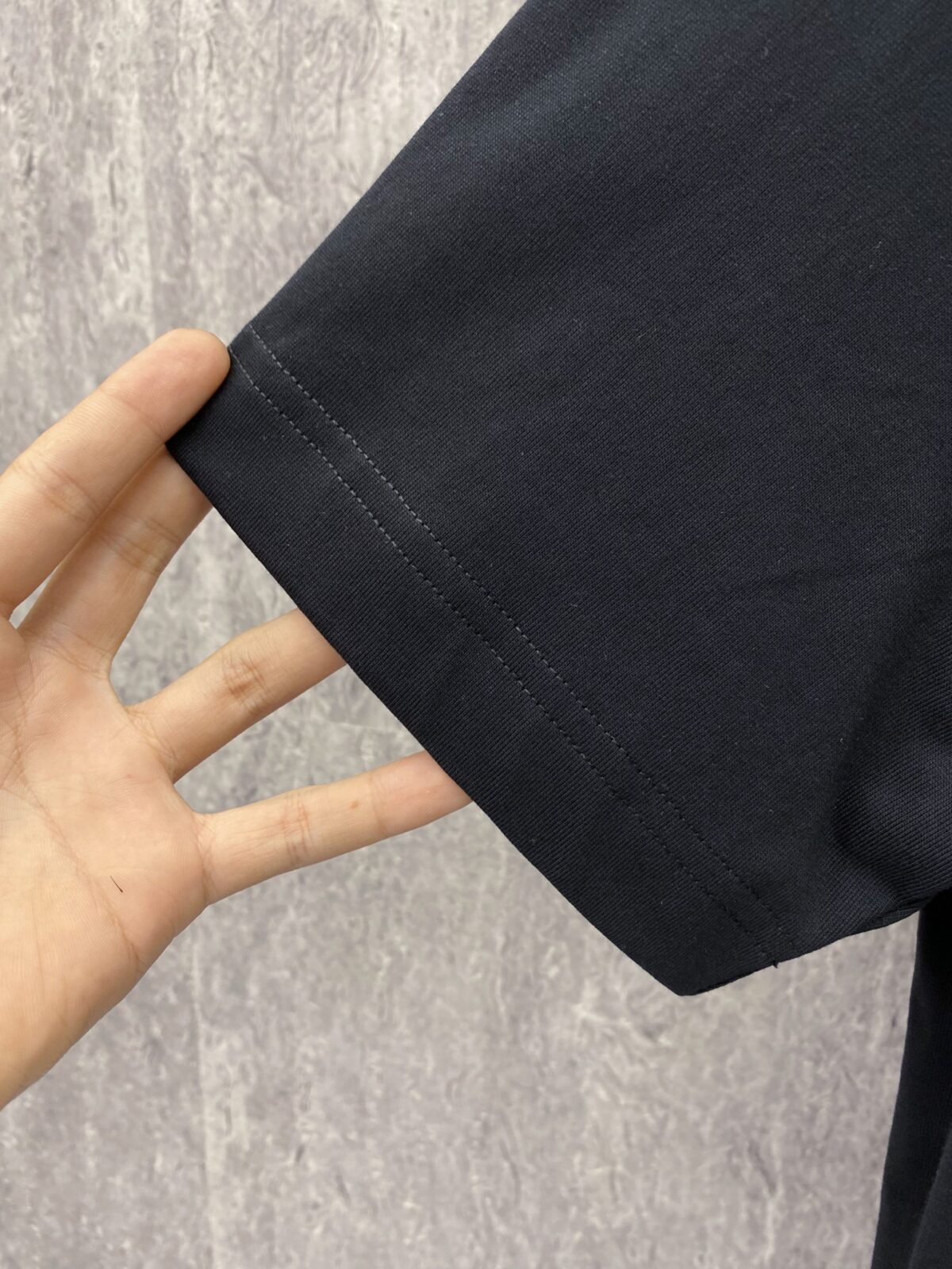 P75 DG 2026ss 春夏新款首发专柜最新款短袖圆领T恤 高端订制 设计前卫时尚！品牌logo重工艺设计 高端定制纯棉面料.手感柔软.穿着舒适.专柜级别精致车线.做工精细.上身效果无敌帅气！型男必备单品！ 颜色：黑色 白色 码数：S-XXL