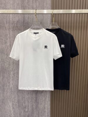 P75 DG 2026ss 春夏新款首发专柜最新款短袖圆领T恤 高端订制 设计前卫时尚！品牌logo重工艺设计 高端定制纯棉面料.手感柔软.穿着舒适.专柜级别精致车线.做工精细.上身效果无敌帅气！型男必备单品！ 颜色：黑色 白色 码数：S-XXL