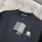 P75 DG 2026ss 春夏新款首发专柜最新款短袖圆领T恤 高端订制 设计前卫时尚！品牌logo重工艺设计 高端定制纯棉面料.手感柔软.穿着舒适.专柜级别精致车线.做工精细.上身效果无敌帅气！型男必备单品！ 颜色：黑色 白色 码数：S-XXL