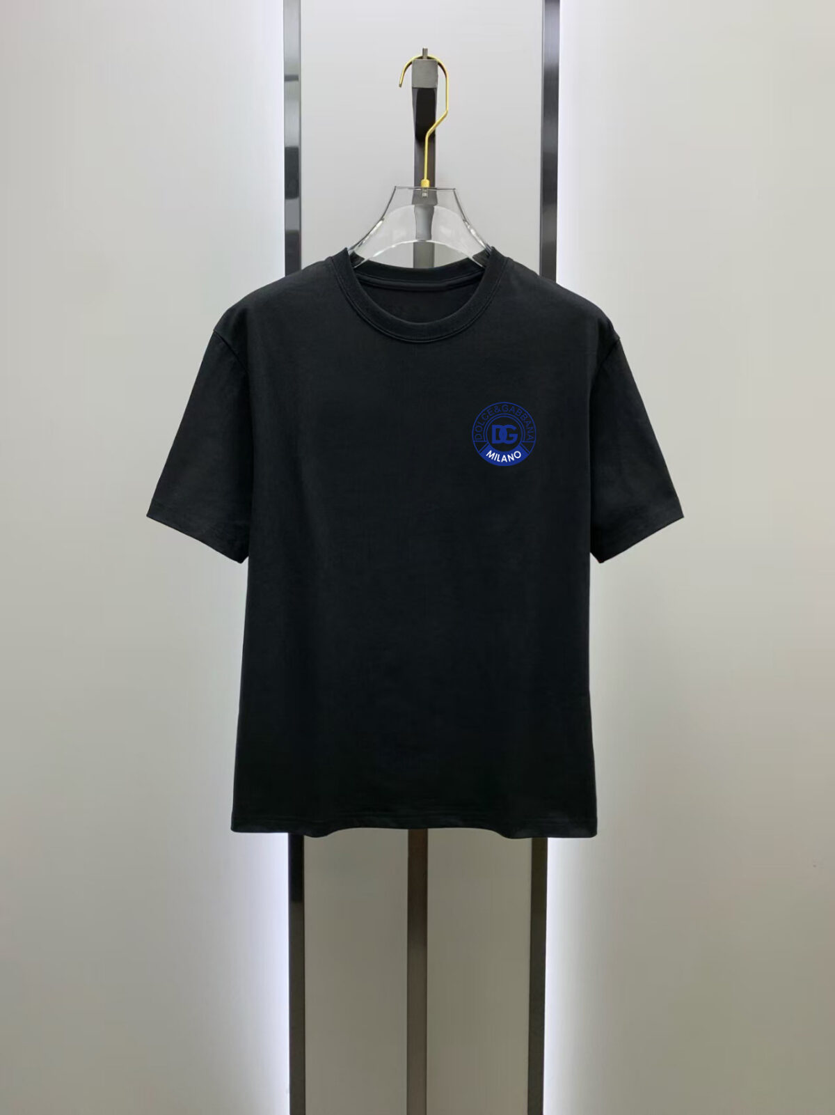 weigou_216443_5_563b1152cd P75 杜嘉班纳 2026早春新款首发专柜最新款短袖圆领T恤 高端订制 设计前卫时尚!高端定制高支长绒棉面料.穿着舒适.专柜级别精致车线.做工精细.上身效果无敌帅气!型男必备单品! 码数: S M L XL XXL 胸围:50 52 55 58 61 衣长:69 71 73 75 77 肩宽:48 50 53 56 58 袖长:22 23 24 尺寸由于手工测量,存在1-3CM左右的偏差